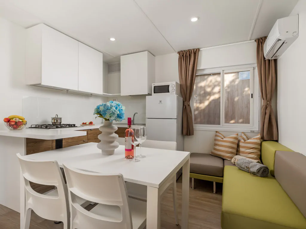 campsite-strasko-mobile-home-interior-kitchen-dining-table-living-room