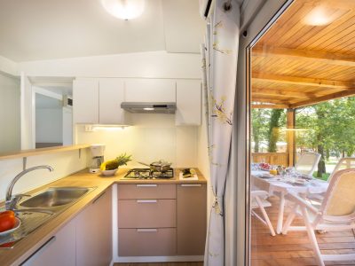 campsite-valkanela-mobile-home-family-interior-kitchen