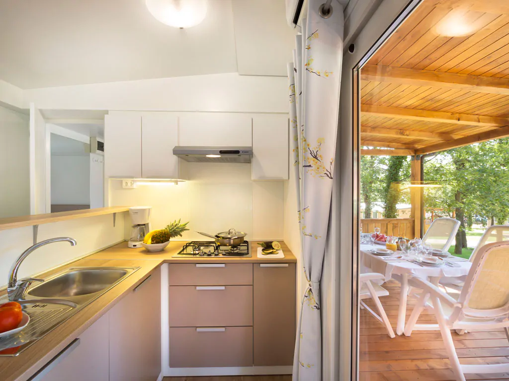 campsite-valkanela-mobile-home-family-interior-kitchen