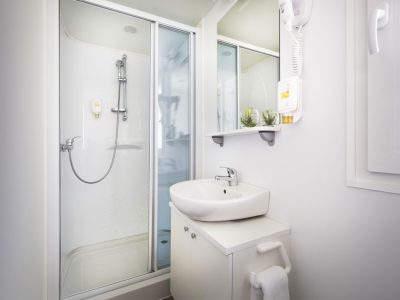 campsite-valkanela-mobile-home-superior-interior-bathroom