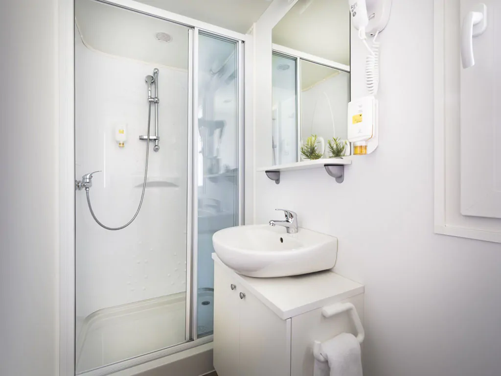 campsite-valkanela-mobile-home-superior-interior-bathroom