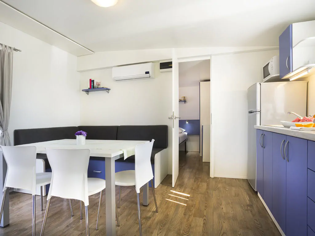 campsite-valkanela-mobile-home-superior-interior-dining-area