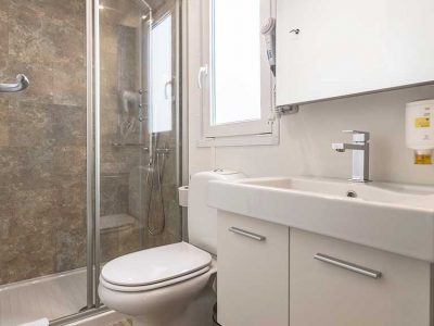 campsite-vestar-forest-escape-family-mobile-homes-bathroom