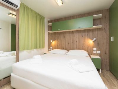 campsite-vestar-forest-escape-family-mobile-homes-bedroom