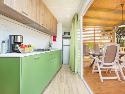 campsite-vestar-forest-escape-family-mobile-homes-kitchen-and-terrace