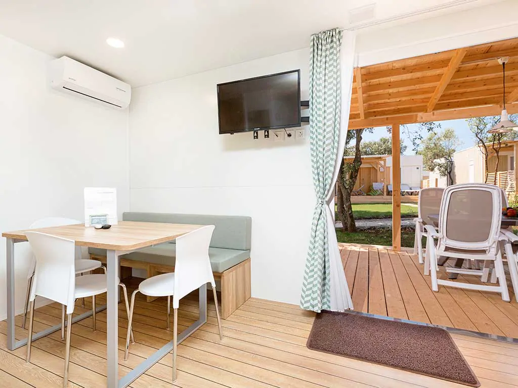 campsite-vestar-forest-escape-mobile-homes-interior-and-terrace