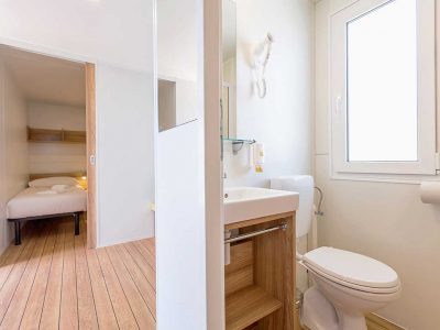 campsite-vestar-superior-view-mobile-homes-bathroom-and-bedroom