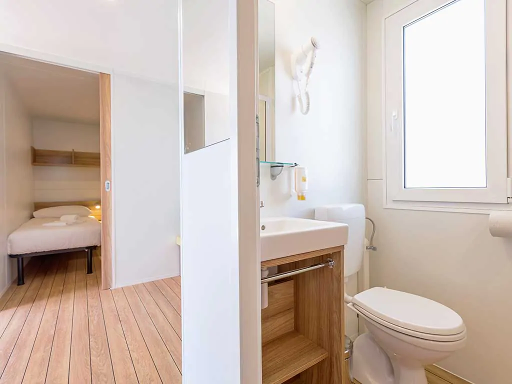 campsite-vestar-superior-view-mobile-homes-bathroom-and-bedroom