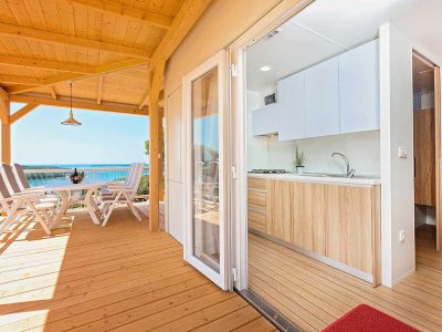campsite-vestar-superior-view-mobile-homes-terrace-and-interior