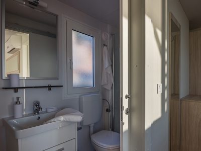 camping-klenovica-comfort-mobile-home-bathroom-interior
