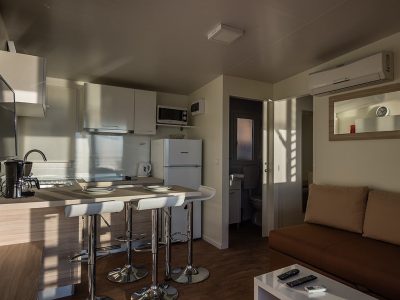 camping-klenovica-comfort-mobile-home-kitchen