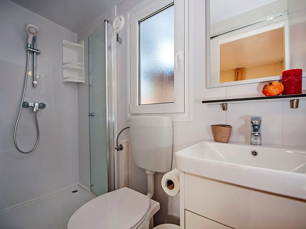 camping-klenovica-comfort-mobile-homes-bathroom