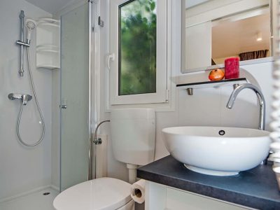 camping-ljutic-mobile-home-superior-bathroom