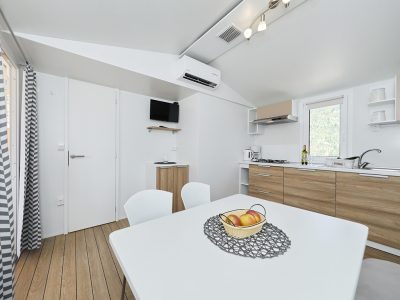 campsite-park-soline-comfort-family-mobile-homes-kitchen-and-dining-area