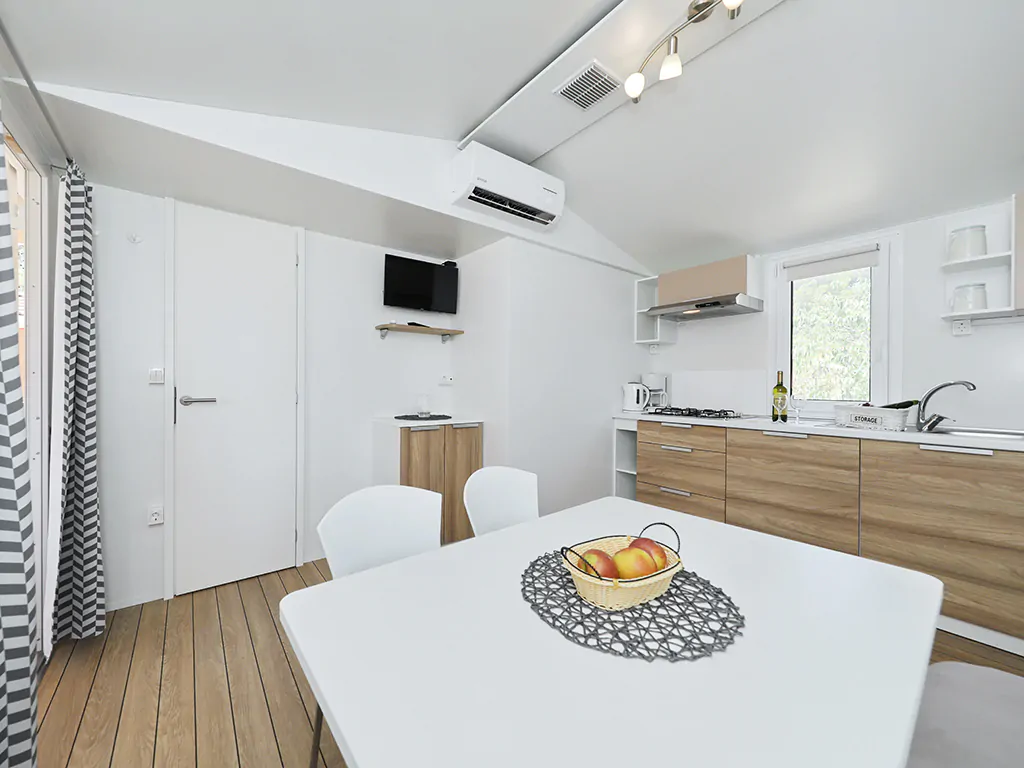 campsite-park-soline-comfort-family-mobile-homes-kitchen-and-dining-area