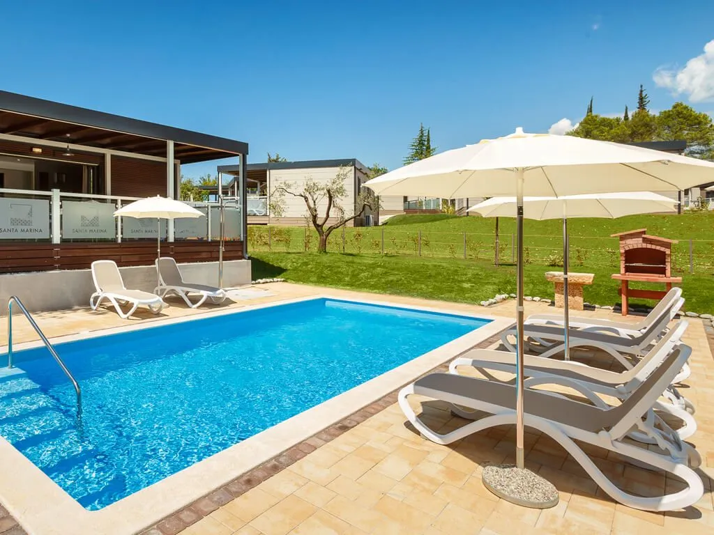 campsite-santa-marina-mobile-homes-deluxe-with-pool-and-grill