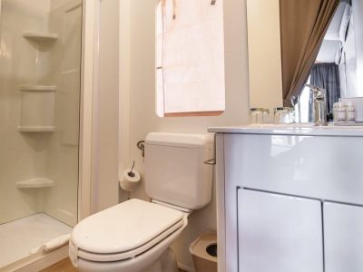 arena-one-99-glamping-mini-lodge-bathroom
