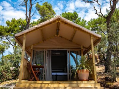 arena-one-99-glamping-mini-lodge-exterior