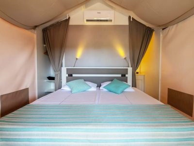 arena-one-99-glamping-mini-lodge-bedroom