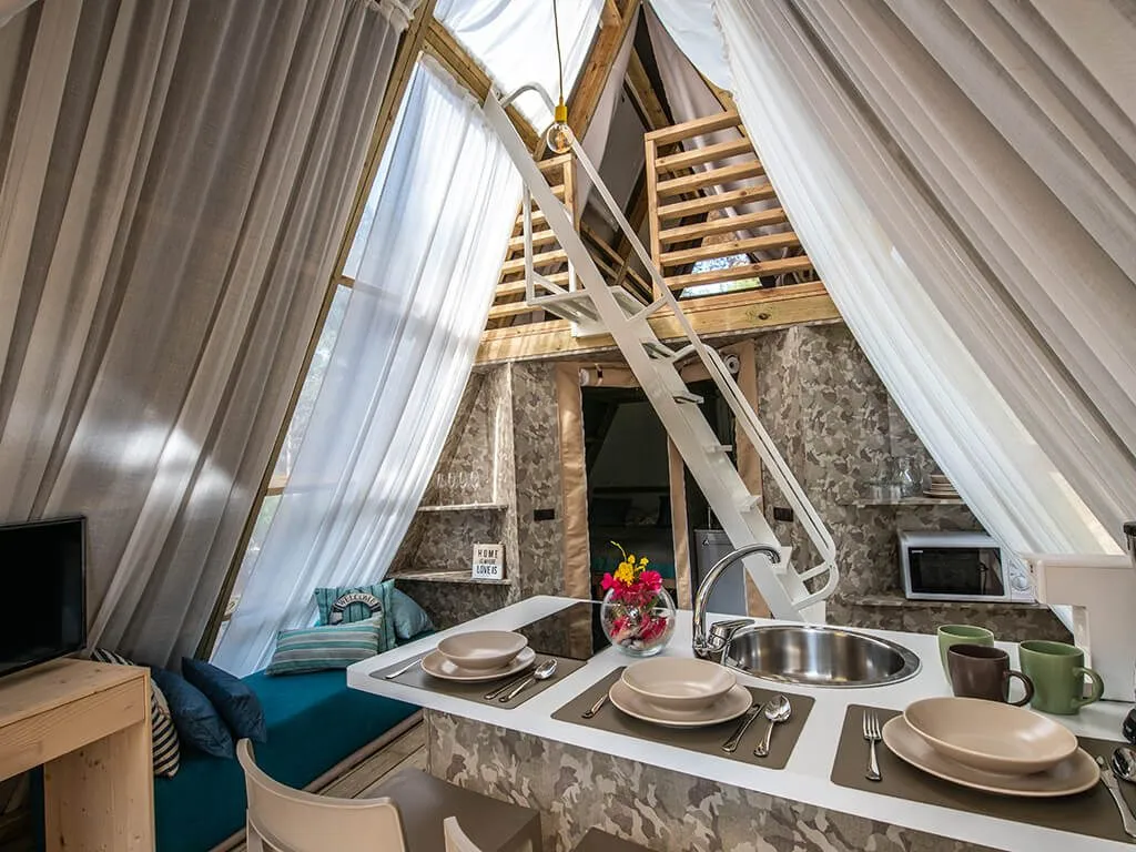 camping-arena-one99-lodge-tent-glamping-interior-i