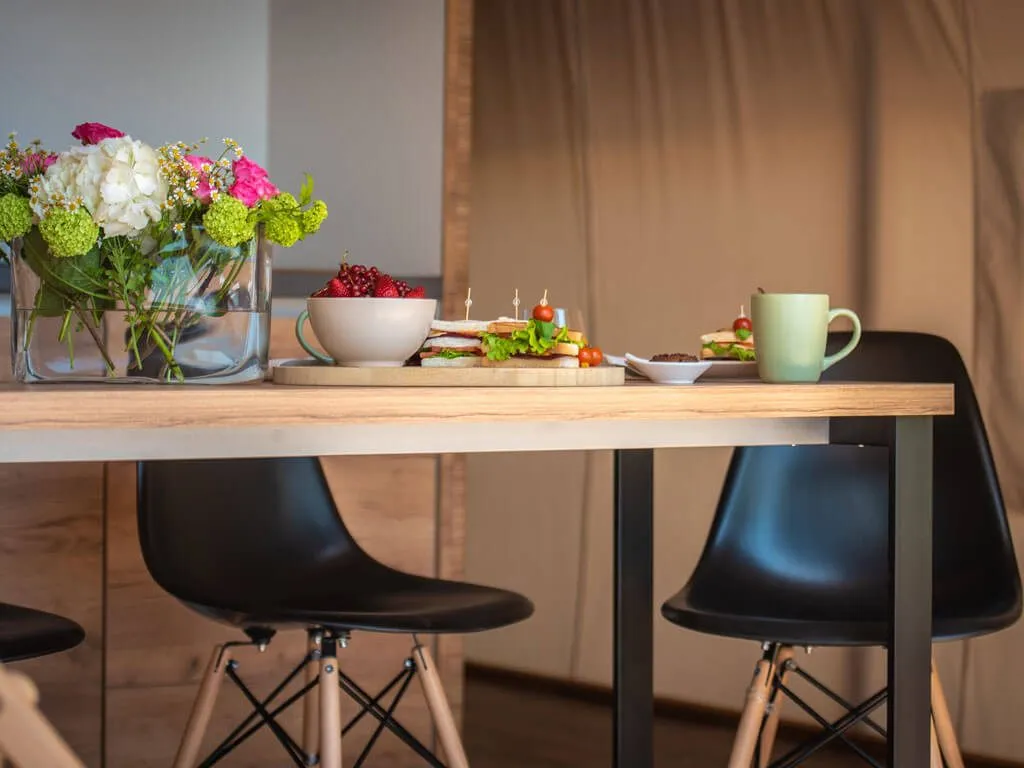 camping-arena-one-99-glamping-kitchen-table