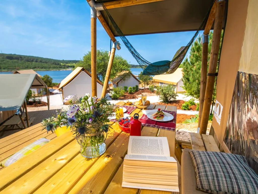 camping-arena-one-99-glamping-table-on-the-balcony