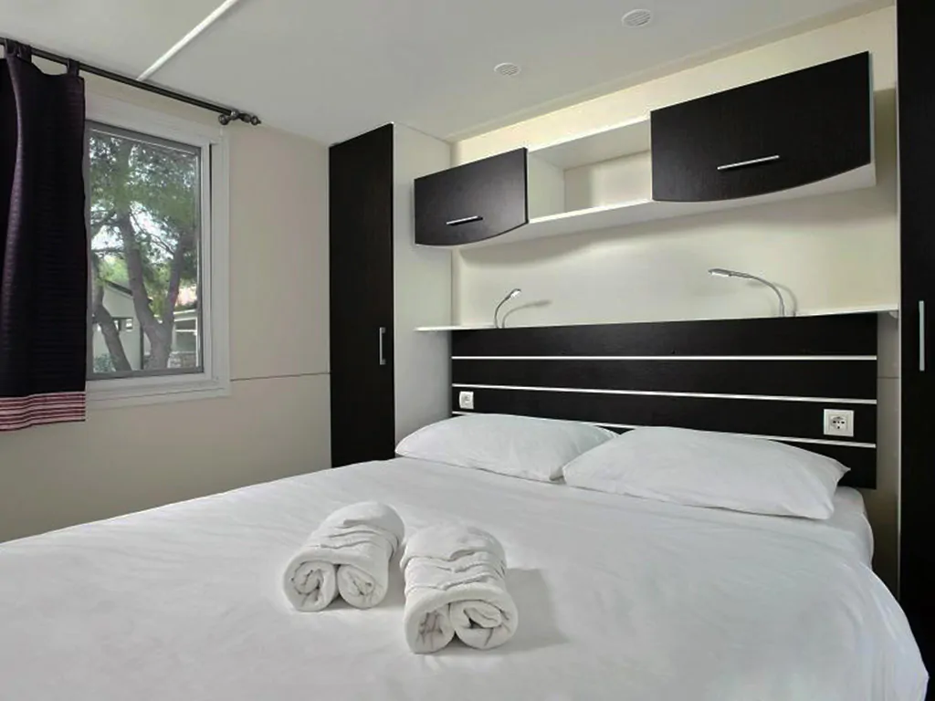 amadria-park-sibenik-solaris-mobile-home-interior-bedroom-double-bed