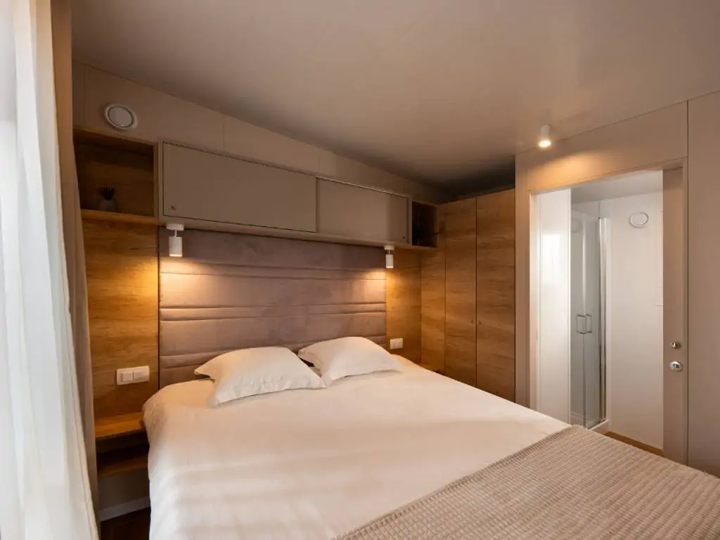 campsite-rapoca-superior-relax-interior-bedroom-double-bed