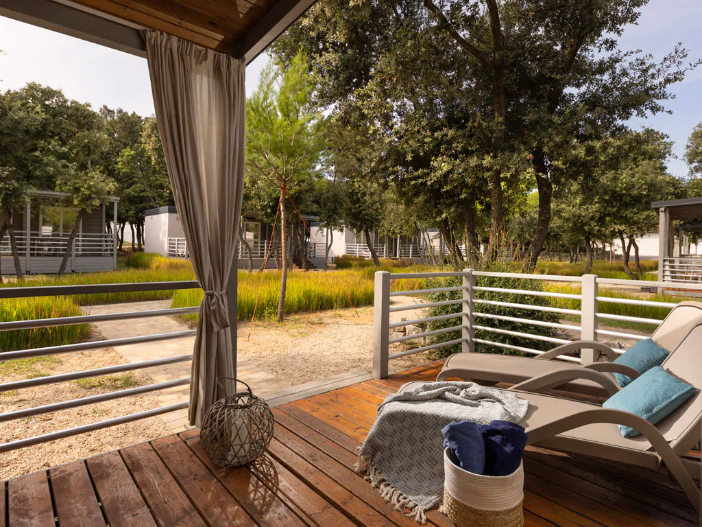 mobile-home-central-village-superior-plus-exterior-front-view-terrace-2