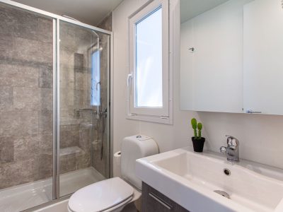 mobile-home-central-village-superior-plus-interior-bath-room-2