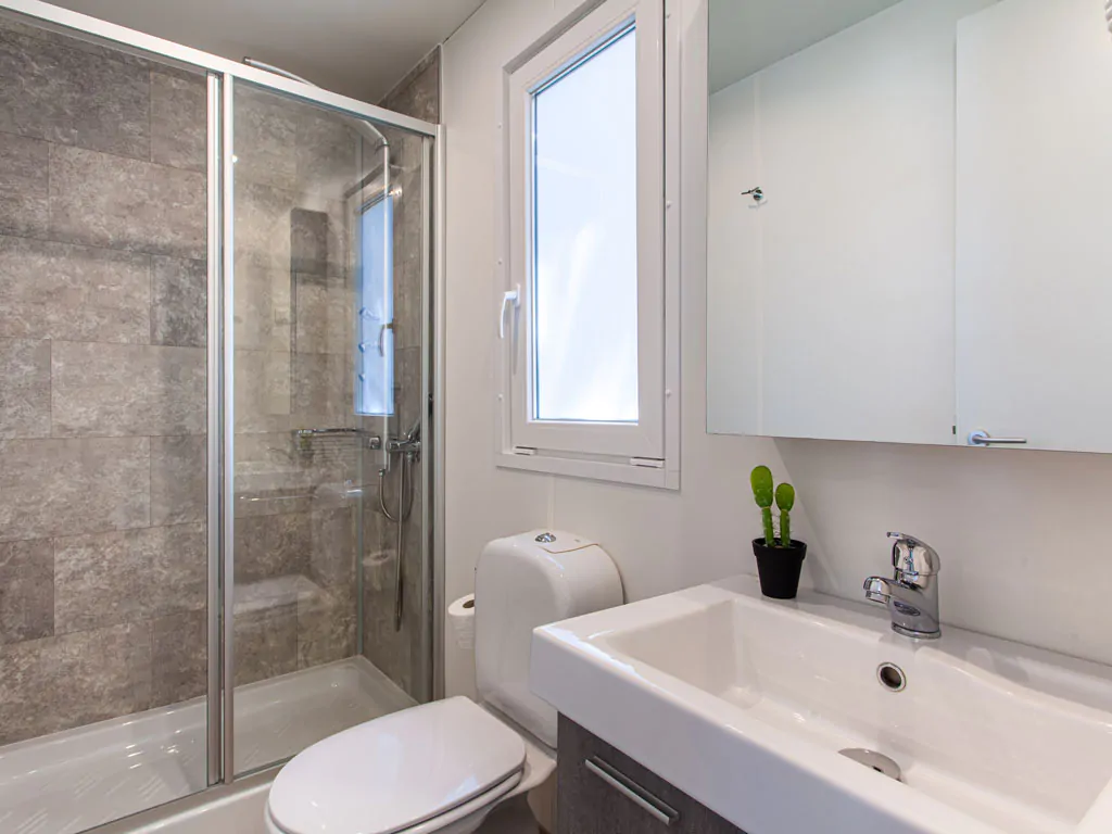mobile-home-central-village-superior-plus-interior-bath-room-2