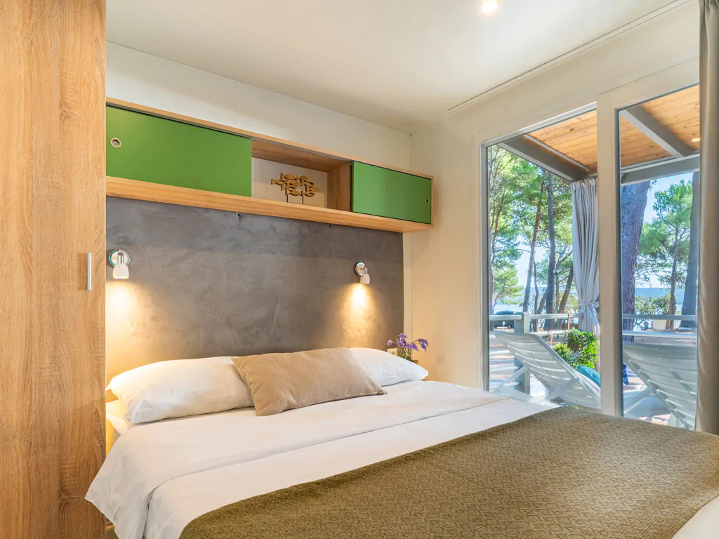 mobile-home-superior-interior-double-beds