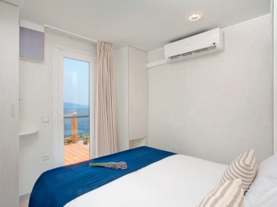 camping-marina-premium-seaview-mobile-home-bedroom