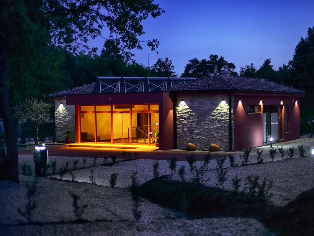 camping-polidor-multifunctional-building-by-night