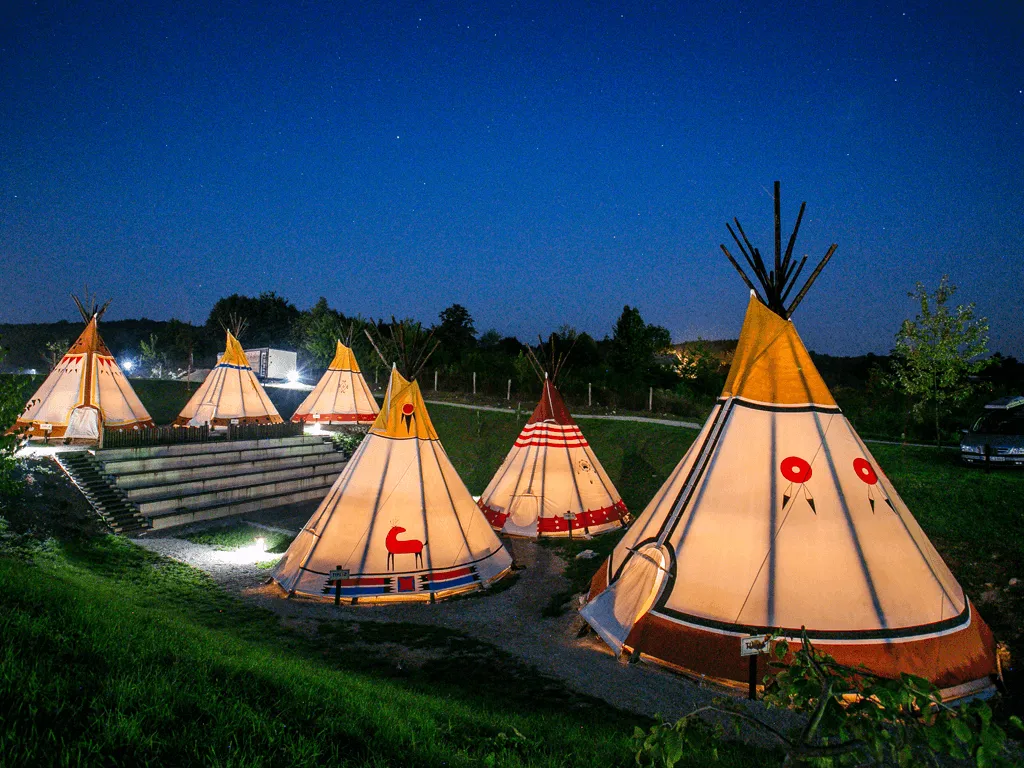 camping-turist-grabovac-indian-village-tipi-tents-by-night-ii