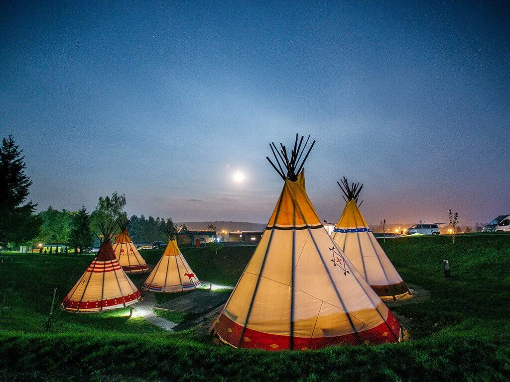camping-turist-grabovac-indian-village-tipi-tents-by-night-with-moonlight