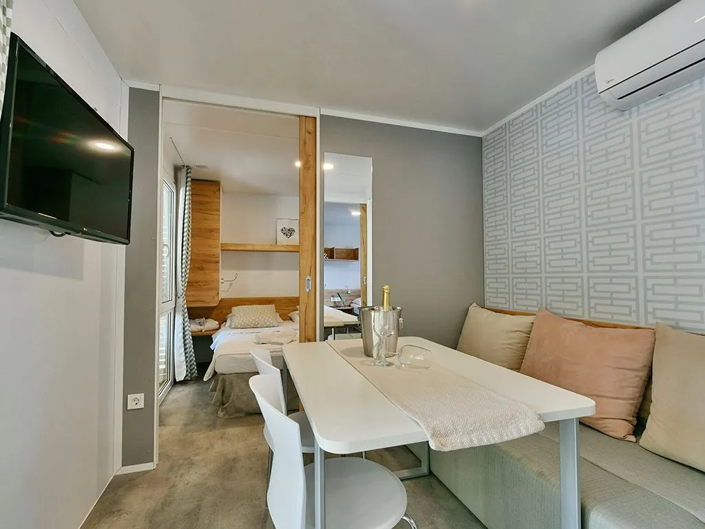 camping-park-polidor-interior-deluxe-mobile-home-v