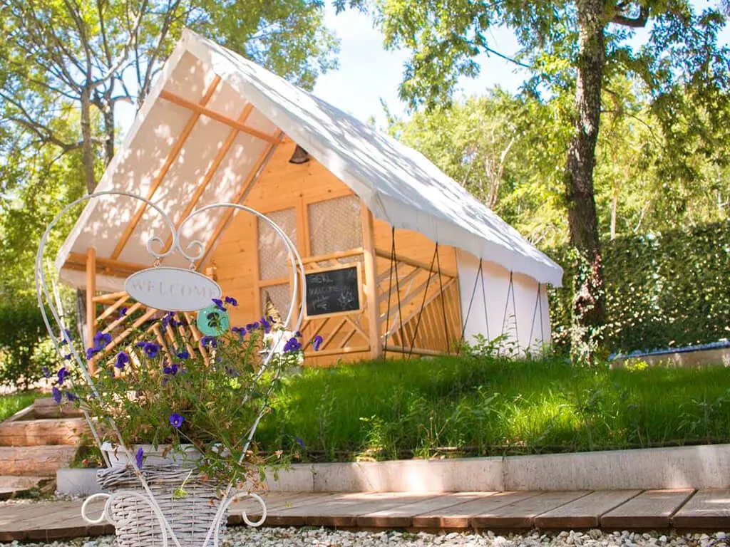 camping-polidor-exterior-of-glamping-tents-i-2
