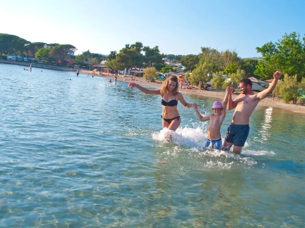 camping-padova-iii-rab-family-on-sandy-beach