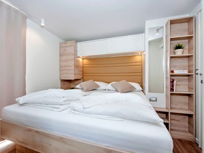 solaris-naturist-camping-resort-studio-comfort-mobile-home-interior-7