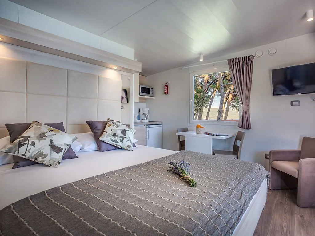 camping-jezevac-lungomare-premium-romantic-village-mobile-homes-bedroom