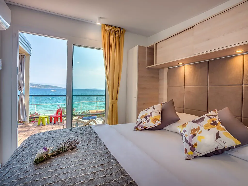 camping-jezevac-lungomare-premium-village-mobile-homes-bedroom-and-sea-view-i-5