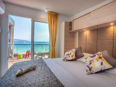 camping-jezevac-lungomare-premium-village-mobile-homes-bedroom-and-sea-view-i-6