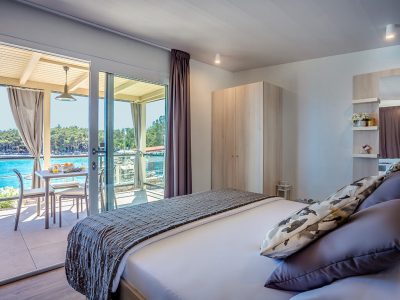 camping-jezevac-lungomare-premium-village-mobile-homes-interior-and-sea-view-3
