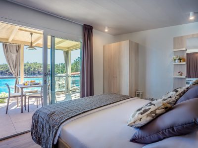 camping-jezevac-lungomare-premium-romantic-interior-bedroom-sea-view-3