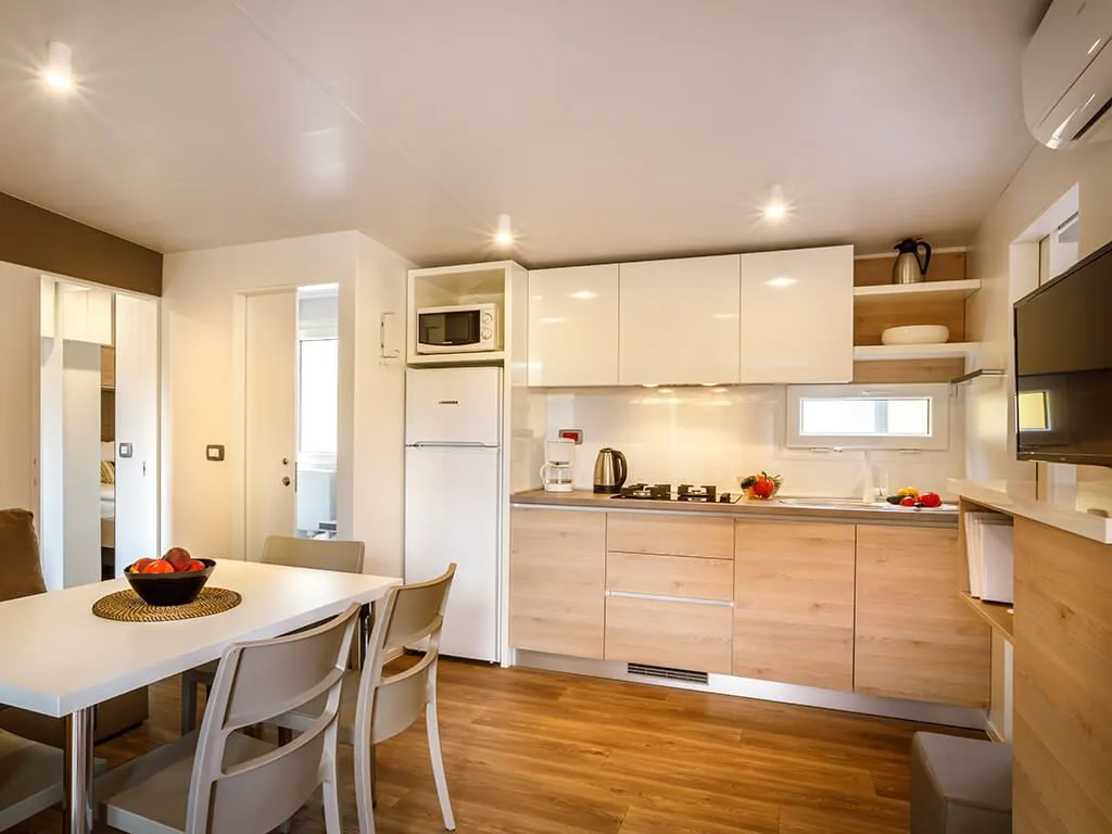 camping-san-marino-kitchen-interior-of-mobile-homes-lopari-garden-premium-family