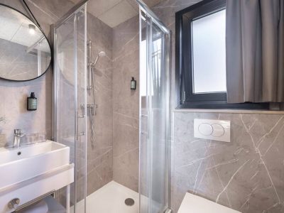 campsite-padova-hiltop-green-home-for-5-interior-bathroom