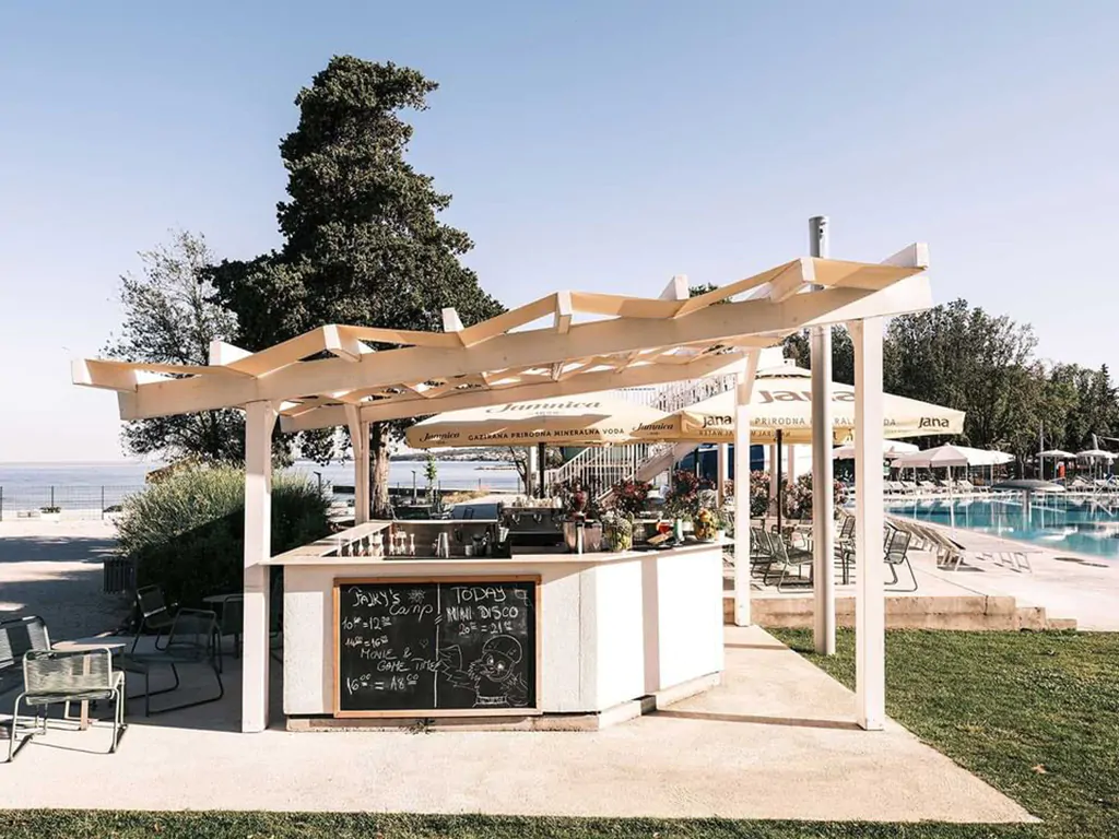 falkensteiner-premium-camping-zadar-bar-by-pool