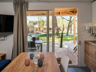 falkensteiner-premium-camping-zadar-camping-cozy-home-kitchen-dining-table