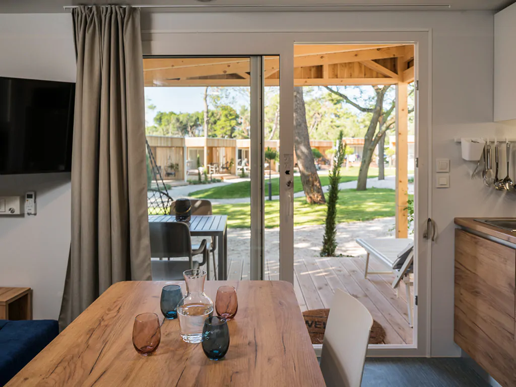 falkensteiner-premium-camping-zadar-camping-cozy-home-kitchen-dining-table